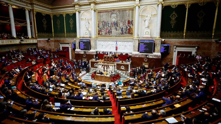 France: le Sénat relève l'âge de départ à la retraite mais la contestation continue