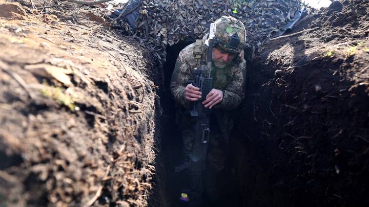 Ukraine: visite du ministre russe de la Défense dans l'Est, la bataille fait rage à Bakhmout