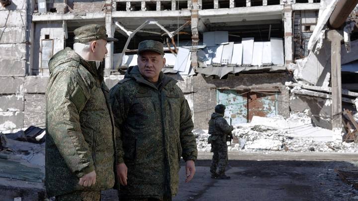 Ukraine: le ministre russe de la Défense inspecte les travaux de reconstruction dans le Donbass