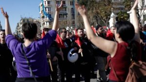 Catastrophe ferroviaire en Grèce: cocktails Molotov et gaz lacrymogène à Athènes