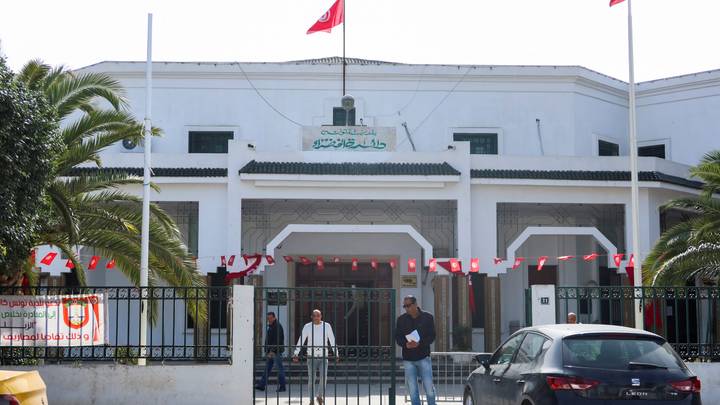 Tunisie: le président Saïed décide de dissoudre tous les conseils municipaux