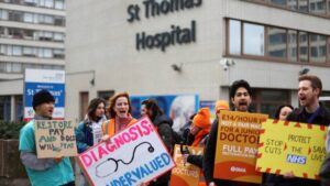 Des dizaines de milliers de médecins en grève dans les hôpitaux britanniques
