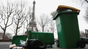 Grève des éboueurs contre la réforme des retraites: Paris croule sous 6 600 tonnes d’ordures