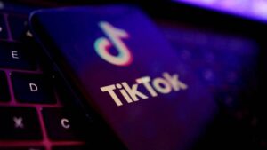 Le Royaume-Uni interdit TikTok sur les téléphones gouvernementaux