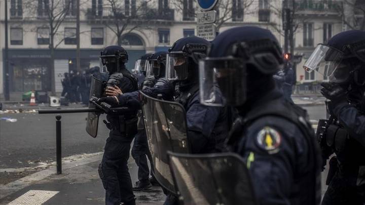 Réforme des retraites: 120 interpellations et des émeutes nocturnes à Paris