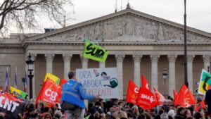 Réforme des retraites: De premières motions de censure déposées contre le gouvernement de Borne