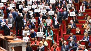 France: Borne reste en place, la motion de censure contre la réforme des retraites rejetée à 9 voix