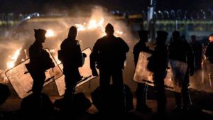 Manifestation sauvage à Paris: 11 policiers et gendarmes blessés