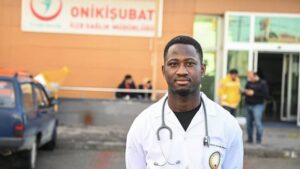 Un médecin africain formé en Turquie "paie sa dette de loyauté" dans la région du séisme