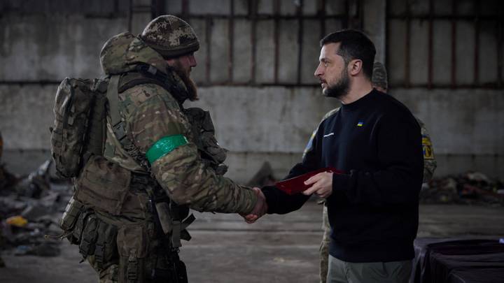 Ukraine: Zelensky promet une victoire militaire à Bakhmout