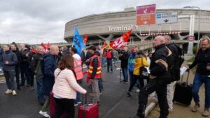 Réforme des retraites: des manifestants bloquent l'accès à l'aéroport Charles De Gaulle