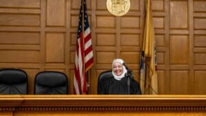 La première juge portant le hijab dans le New Jersey, prête serment en posant la main sur le Coran