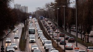 Automobile: sous pression de Berlin, l'UE assouplit l'interdiction des moteurs thermiques