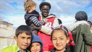 Séismes en Türkiye : Des bénévoles africains se font les compagnons de jeu des enfants rescapés