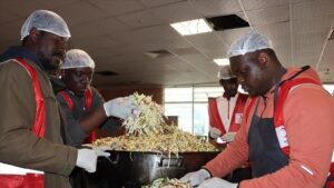 Türkiye: Les étudiants africains distribuent des repas chauds aux victimes des séismes à Adiyaman