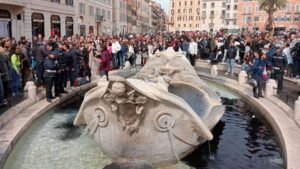 Climat: des militants noircissent l'eau d'une fontaine historique à Rome