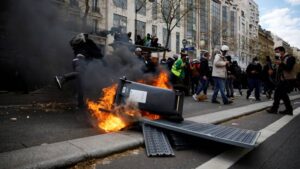 Retraites: près de 2 millions de manifestants selon les syndicats, qui appellent à une 12e journée