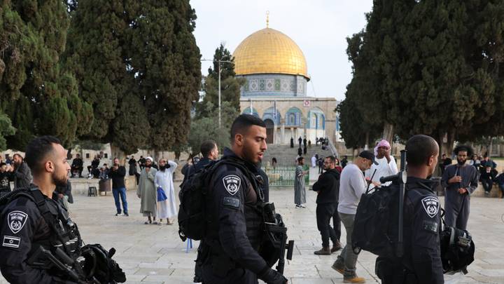 Des centaines de colons israéliens illégaux prennent d'assaut la mosquée Al-Aqsa