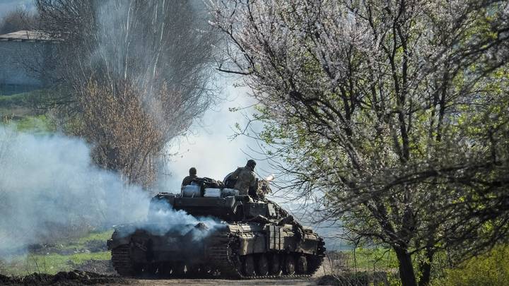 Les troupes russes bombardent la ligne de front dans l'est de l'Ukraine