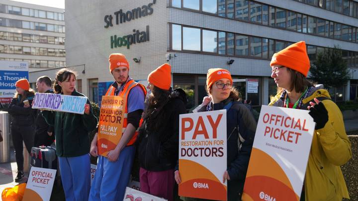 Les jeunes médecins au Royaume-Uni entament une grève de quatre jours