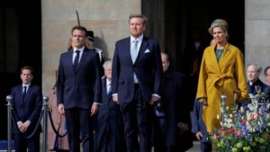 Après des propos “controversés” en Chine, Emmanuel Macron est attendu sur l'Europe aux Pays-Bas