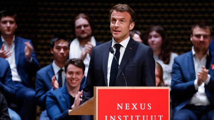 Macron interrompu par des manifestants au début d'un discours à La Haye