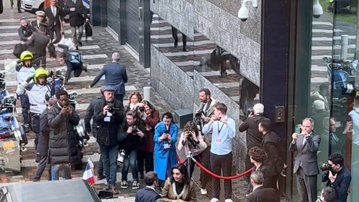Deux manifestants interpellés à l'arrivée de Macron à l'université d'Amsterdam