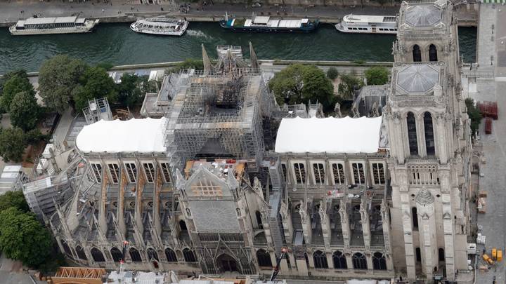 La reconstruction de Notre-Dame de Paris sera achevée dans les délais, estime Emmanuel Macron