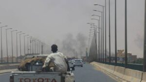 Soudan: raids aériens et combats à Khartoum, l’ONU appelle à cesser immédiatement les hostilités
