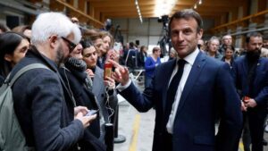"C'est pas des casseroles qui feront avancer la France", affirme le président Macron