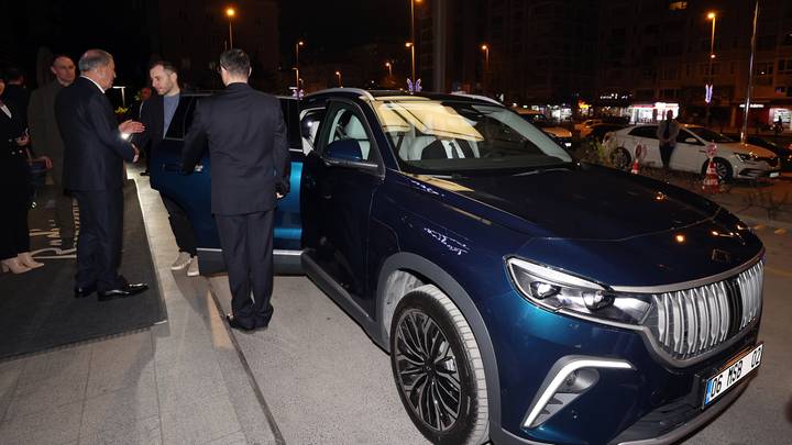 Un ministre ukrainien devient le premier dignitaire étranger à conduire la voiture électrique turque