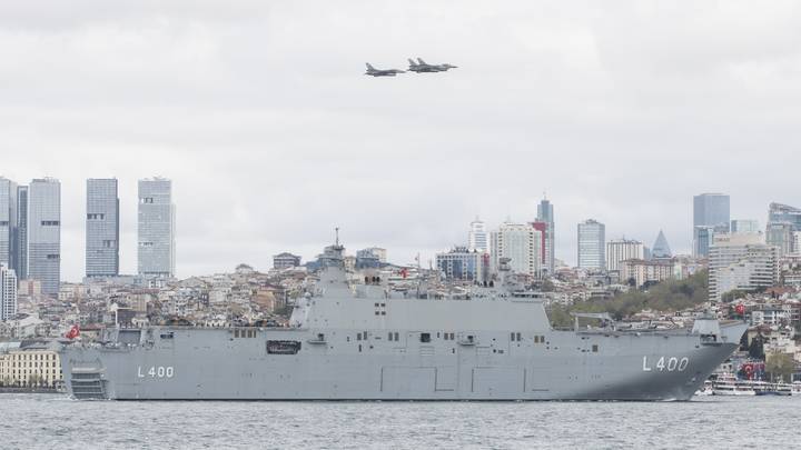 Turquie: Le plus grand navire de guerre, TCG Anadolu, quitte Istanbul pour la mer Noire