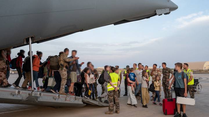 Macron: La France a évacué du Soudan 538 personnes, dont 209 Français