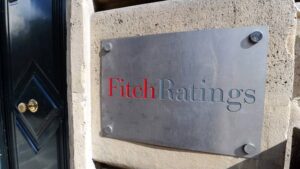 Fitch abaisse la note de la France, et constate une "impasse politique"