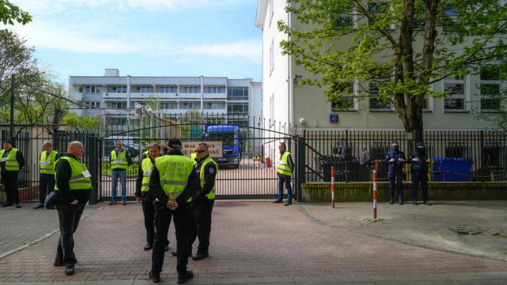 La Pologne saisit le bâtiment du lycée russe à Varsovie, Moscou promet une riposte