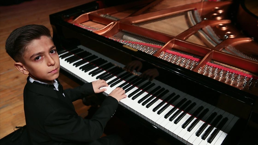 Un jeune pianiste turc de 11 ans remporte la première place au Concours International Mozart
