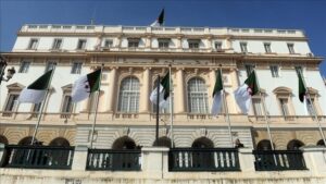 Trois banques algériennes seront ouvertes en France, en Mauritanie et au Sénégal