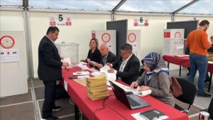 Les Turcs vivant en France se rendent aux urnes pour les élections présidentielles et législatives turques