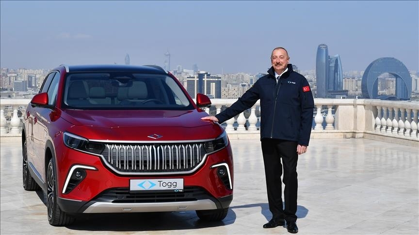 Ilham Aliyev prend possession de son appareil intelligent modèle T10X de Togg