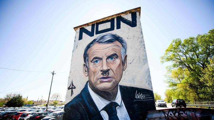 France: des portraits de Macron grimé en Hitler de nouveau affichés, une enquête ouverte