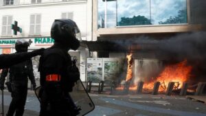 France: Un 1er-Mai "combatif" contre la réforme des retraites, tensions dans plusieurs villes