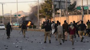 Pakistan: l'ex-Premier ministre Khan devant la justice, violentes manifestations