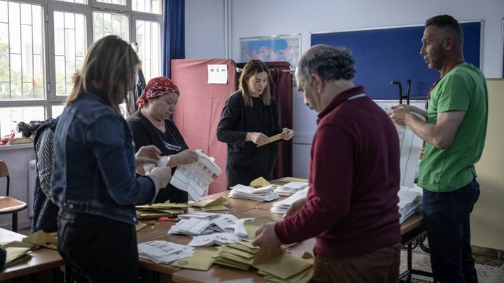 En direct : Erdogan en tête après le dépouillement de plus de 80 % des bulletins de vote