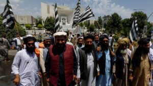 Des partisans du gouvernement pakistanais protestent contre la libération d'Imran Khan