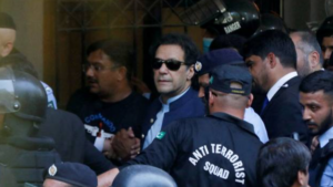 L'ex-Premier ministre pakistanais Imran Khan inculpé dans plusieurs affaires, libéré sous caution
