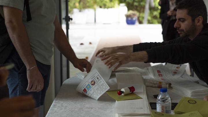 Des partisans du parti lié au PKK attaquent des observateurs des urnes à Bruxelles