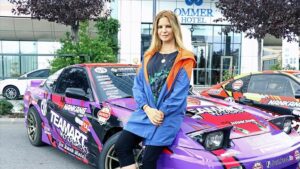 L'ancienne pilote turque de rallye, Burcu Cetinkaya, dispute le Logiman Legendary Cars