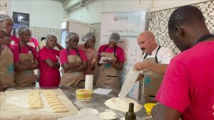 Les boulangers sénégalais à l'école de la fabrication du simit, le pain turc au sésame