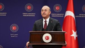 Cavusoglu: The Economist s'immisce dans nos affaires intérieures d'une manière impudente