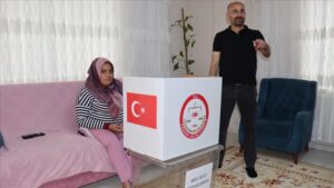 Élections en Türkiye : les citoyens turcs malades et handicapés votent depuis leurs domiciles